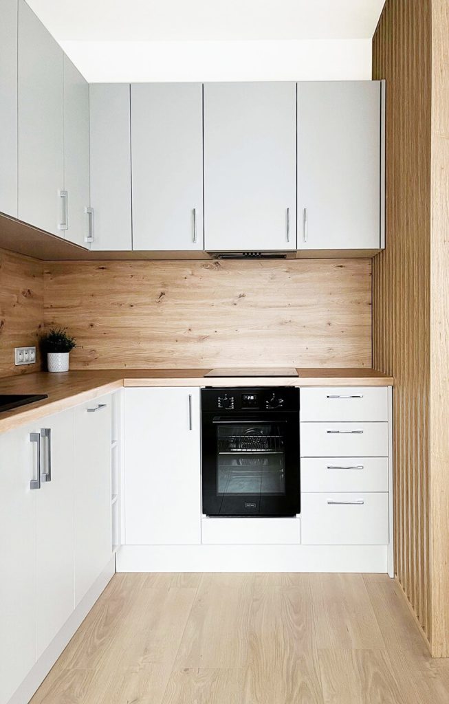 Nowoczesna kuchnia - szare szafki, drewniany blat, piekarnik w zabudowie - kawalerka na wynajem - Łódź Bałuty