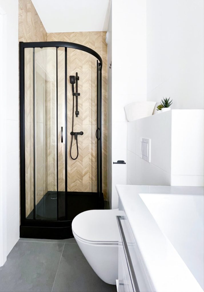 Stylowa łazienka z kabiną prysznicową, podwieszaną toaletą i umywalką - mieszkanie 2 - pokojowe na wynajem Łódź, Pomorska 107a