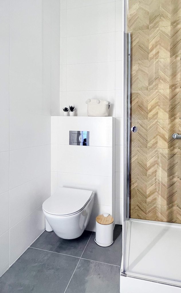 Jasna łazienka z prysznicem i białą podwieszaną toaletą - cześć wspólna w mieszkaniu na wynajem Łódź, Śródmieście