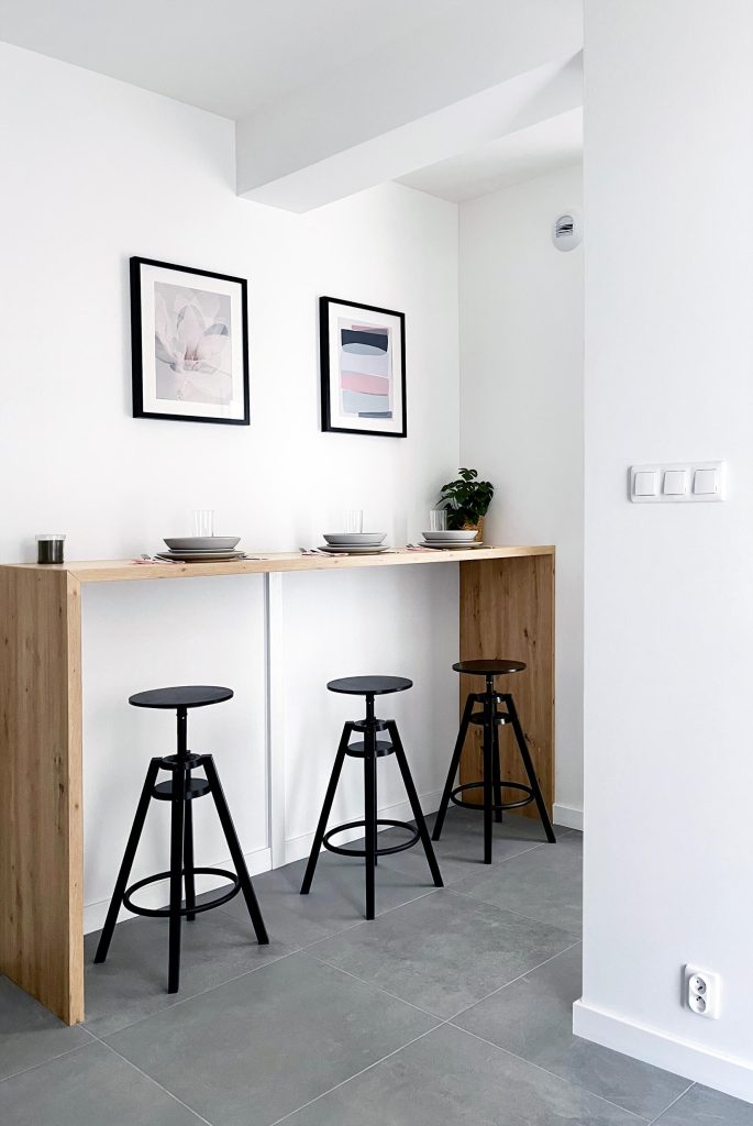 Miejsce spożywania posiłków, drewniany wysoki blat, trzy czarne hokery - - cześć wspólna w mieszkaniu na wynajem Łódź, Śródmieście