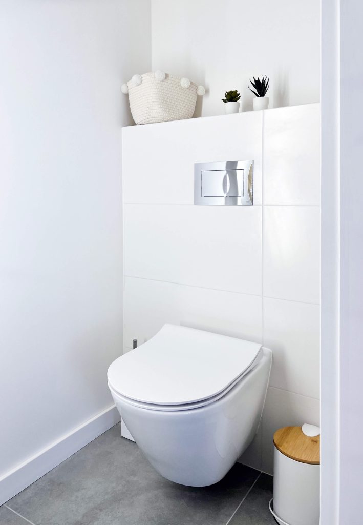 Biała łazienka z białą podwieszaną toaletą - cześć wspólna w mieszkaniu na wynajem Łódź, Śródmieście